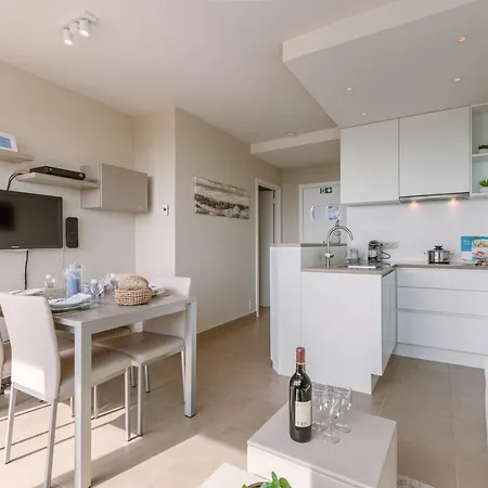 Cosy, Sunny And Completely Renovated Flat With Sun Terrace And Very Nice Open View Appartamento Middelkerke